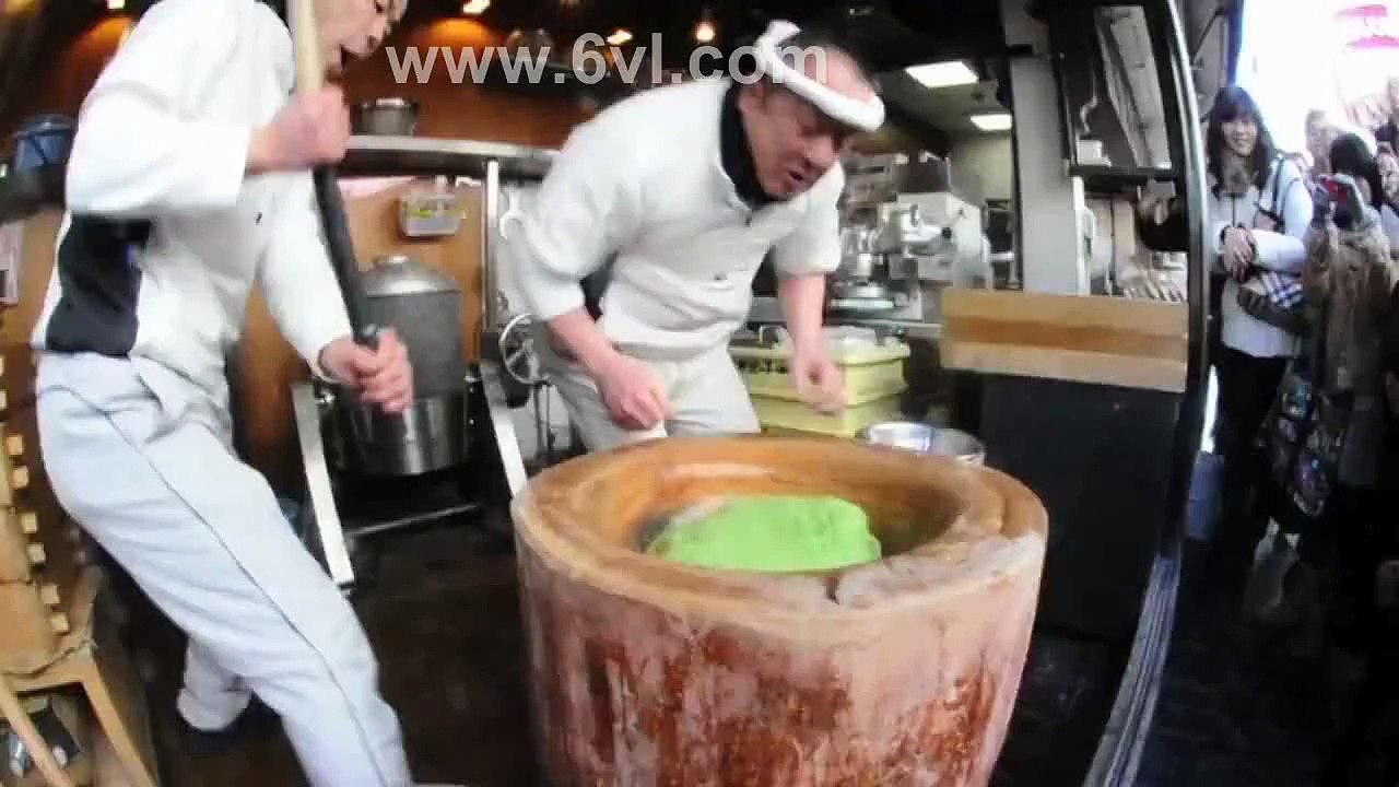 Sao búa nó không đập vào tay nhỉ