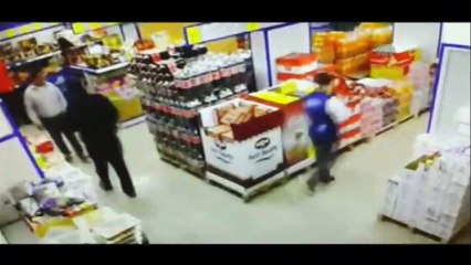 Mersin'de Atılan El Yapımı Bombanın Patlama Anı