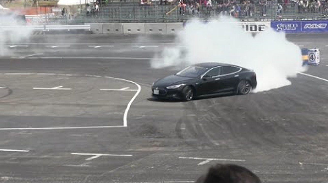 Une Tesla S fait des drifts épiques lors d'un évènement automobile au Japon