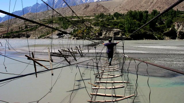 Самый опасный подвесной Мост