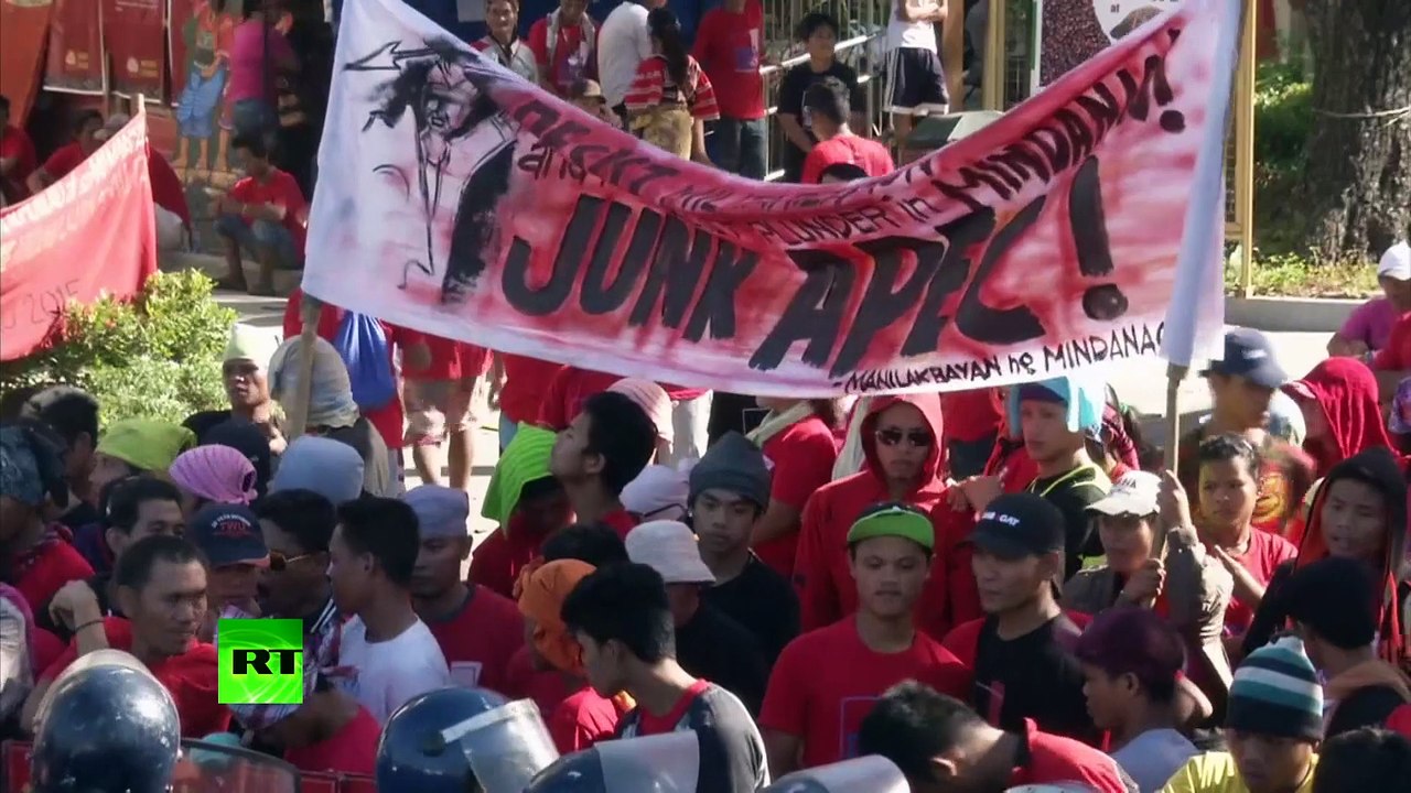 A Manille, la police utilise des canons à eau pour disperser les manifestants