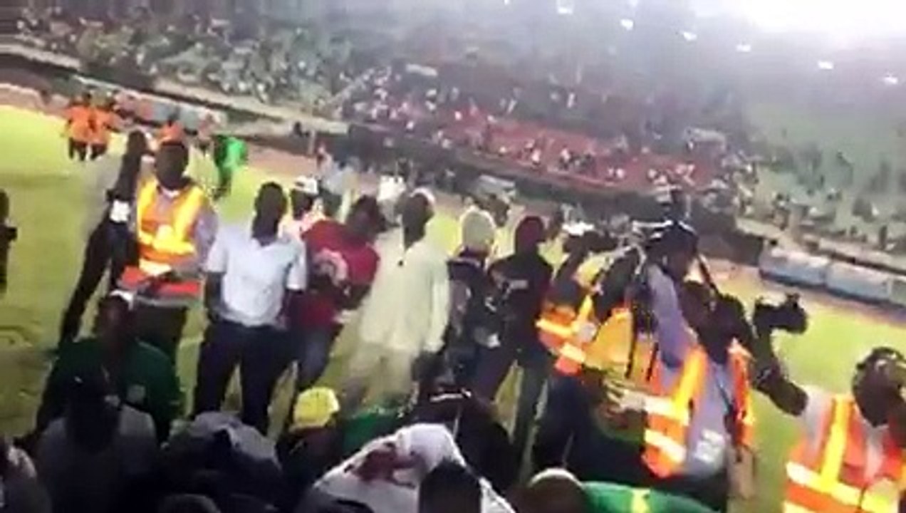 ALIOU CISSE et les lions prient apres la victoire contre MADAGASCAR