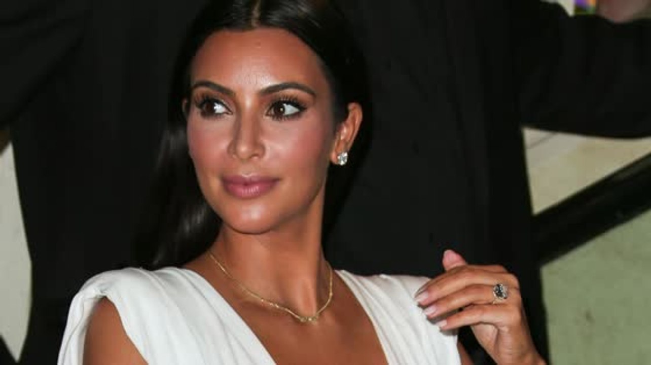 Kim Kardashians Finger sind zu dick für ihren Ring