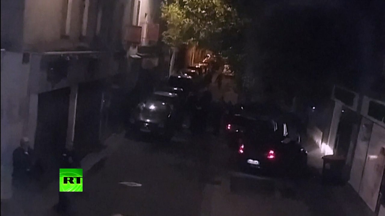 Raid à Saint-Denis : les forces de l’ordre conduisent les suspects mains derrière le dos