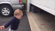 Réaction magique d'un bébé face à une porte automatique de garage! wouahhhhh