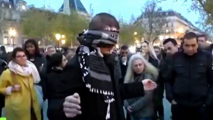 Ce musulman se bande les yeux, regardez bien les réactions des passants!