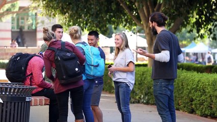 Essayer d'embrasser des filles dans la rue... Pas facile