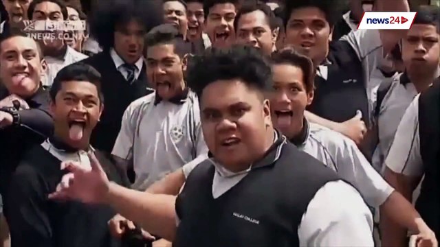 Des étudiants néo-zélandais font un Haka en l'honneur de Jonah lomu, légende du Rugby