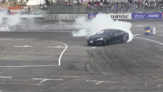 Du très méchant drift en Tesla Model S