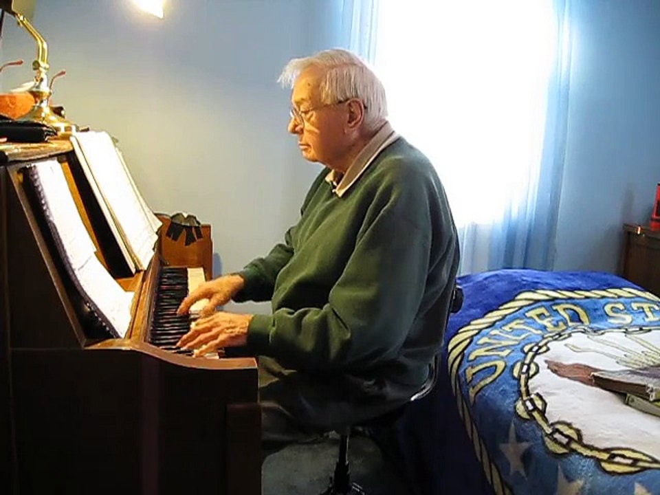 Ce papy joue au piano une très vieille chanson. Magique