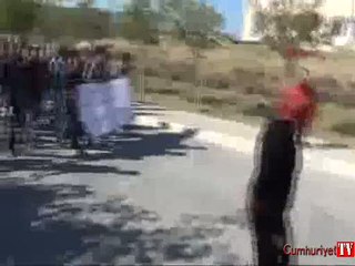 Öğrencilerle polisler arasında arbede