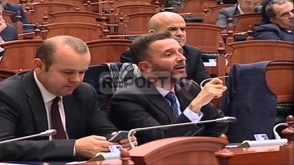 Report TV - Tahirit i thyhet këmba e karriges në Kuvend, plas humori në sallë