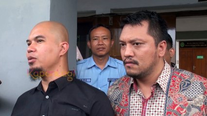 Lihat Momen Ahmad Dhani dan Farhat Abbas Jabat Tangan