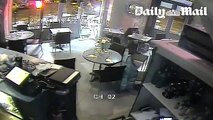 فيديو مسرب ودقيق لحظة دخول الإرهابي إلا المطعم وإطلاق النار على المواطنين