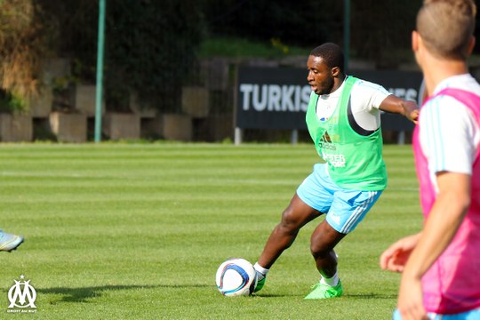 Brice Djadjédjé nettoie la lucarne