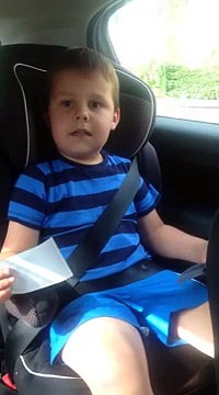 La réaction de ce petit garçon qui apprend qu'il va être gra