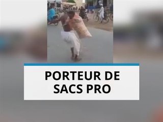 Pour les enfants, il porte des sacs avec ses dents !