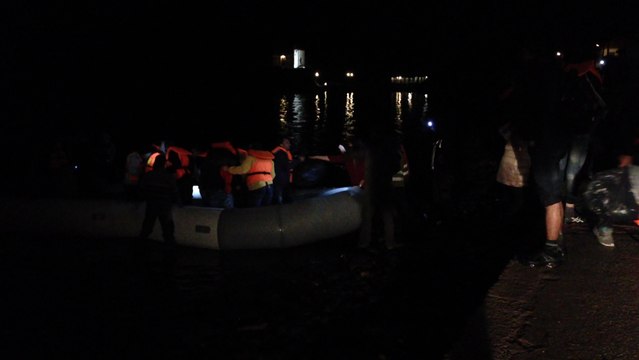 ΑΠΟΣΤΟΛΗ ΛΕΣΒΟ: ΒΑΡΚΑ ΜΕ ΠΡΟΣΦΥΓΕΣ ΒΡΑΔΥ