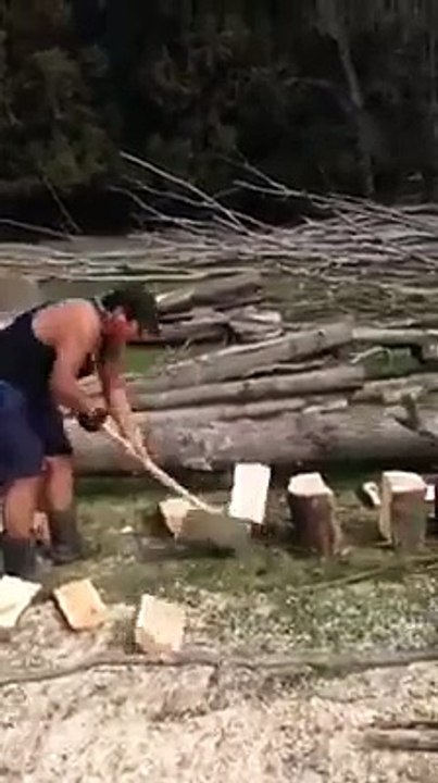 Il fend du bois à une vitesse incroyable