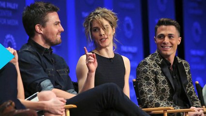 Emily Bett hizo reir a Stephen Amell durante escena de sexo en Arrow