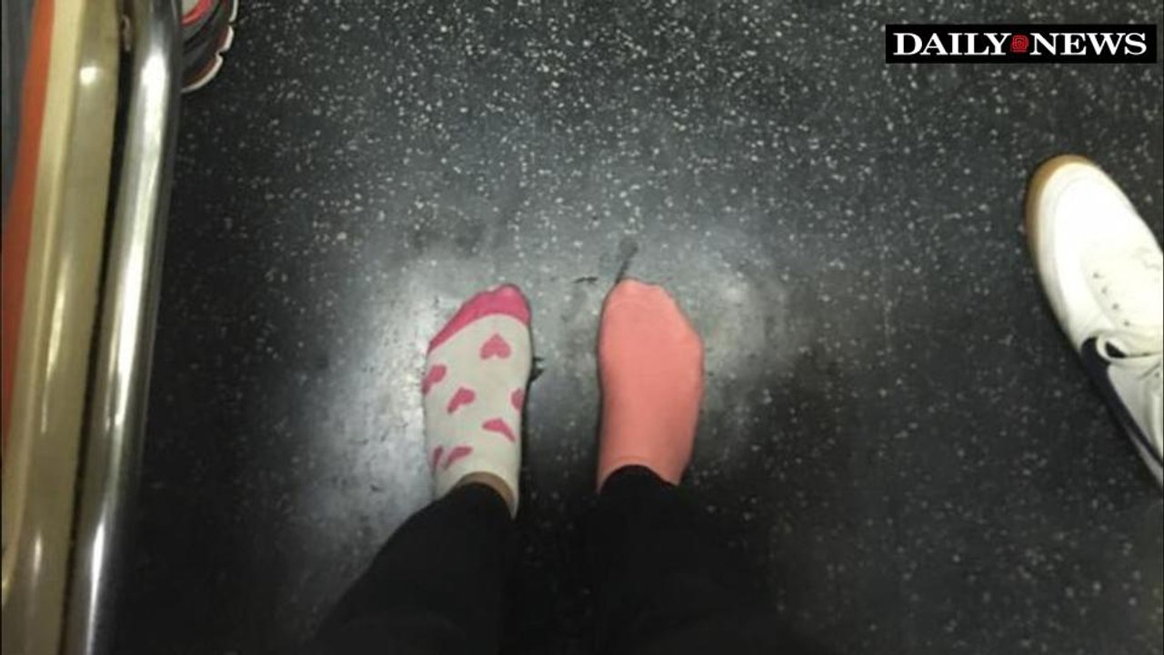 New Yorker Gives Barefoot Homeless Woman Her Shoes on the Subway