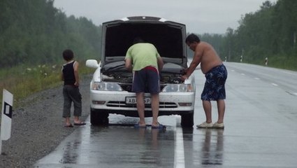 Парень остановил катившуюся машину ЖЕСТЬ