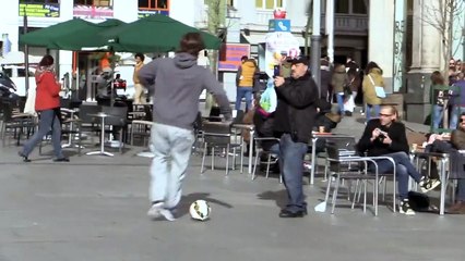 Cristiano Ronaldo joue au foot avec des passants déguisé en SDF