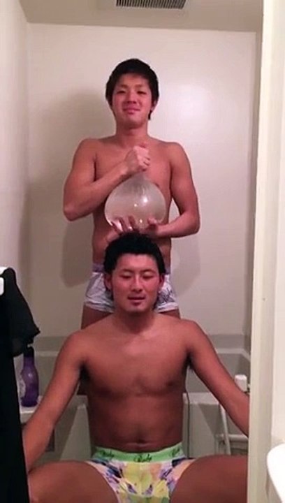 Ces 2 japonais réalisent un tour de magie exceptionnel avec un préservatif ! J'adore !