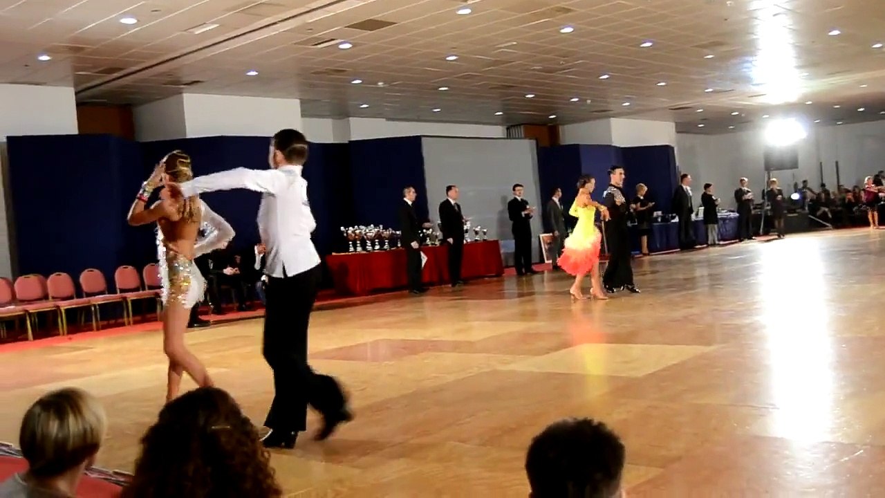 Elsa et Quentin dansent sur Somebody That I Used To Know de Gotye à Madrid [Chacha]