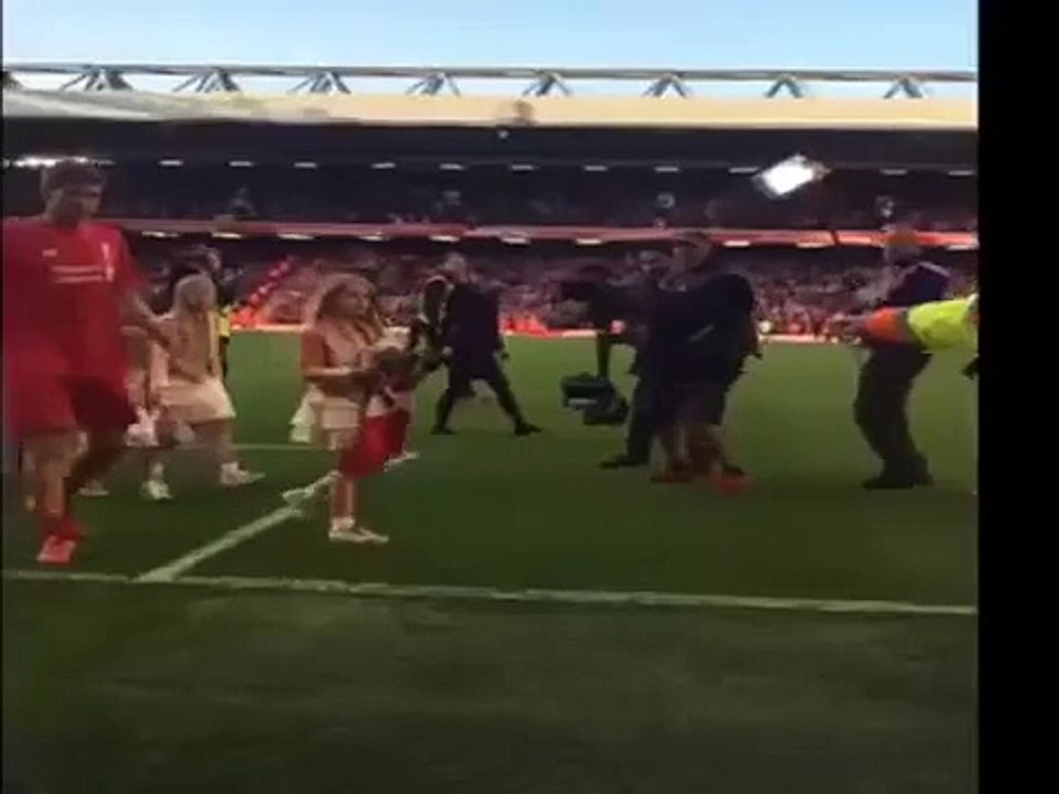 Steven Gerrard Refuses To SIGN LA Galaxy shirt after final Liverpool game