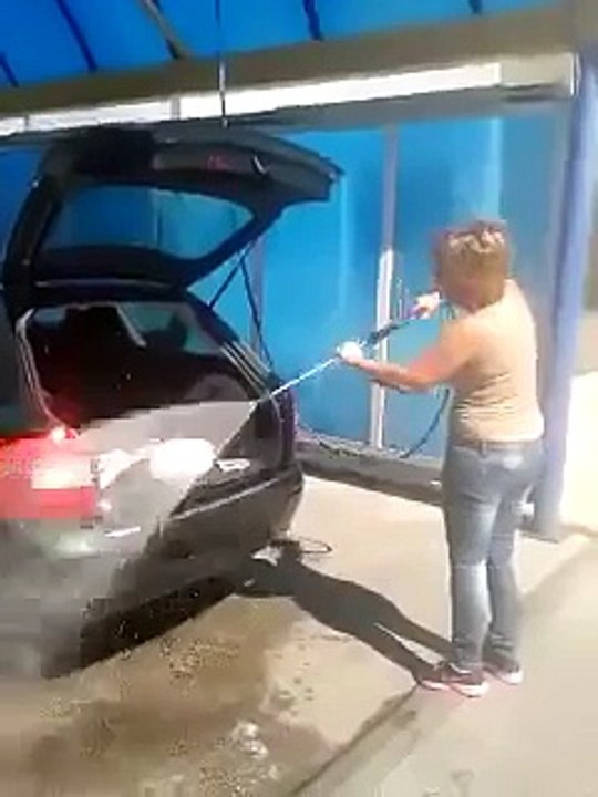 CEA MAI NEBUNA FEMEIE 2015 -MORI DE RAS IN CE HAL SPALA MASINA