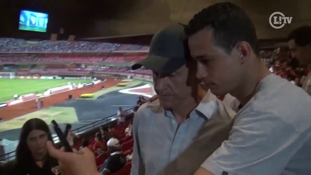 Osorio vai ao Morumbi e é tietado por são-paulinos
