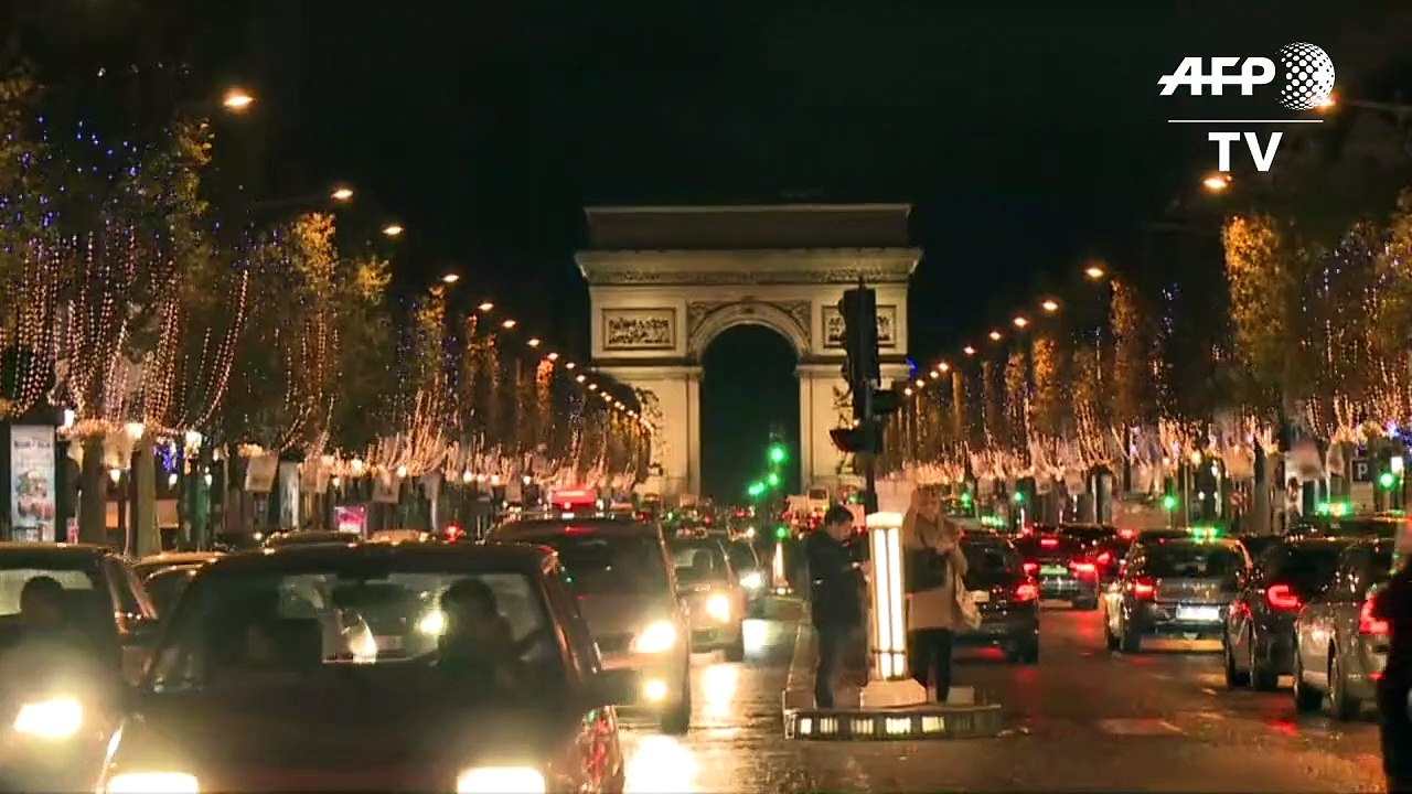 Champs-Elysees é iluminada
