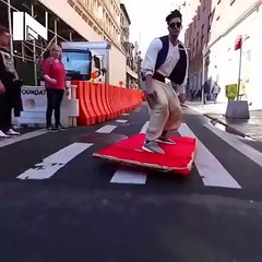 Dheko Bacha Saanp pakr raha hai