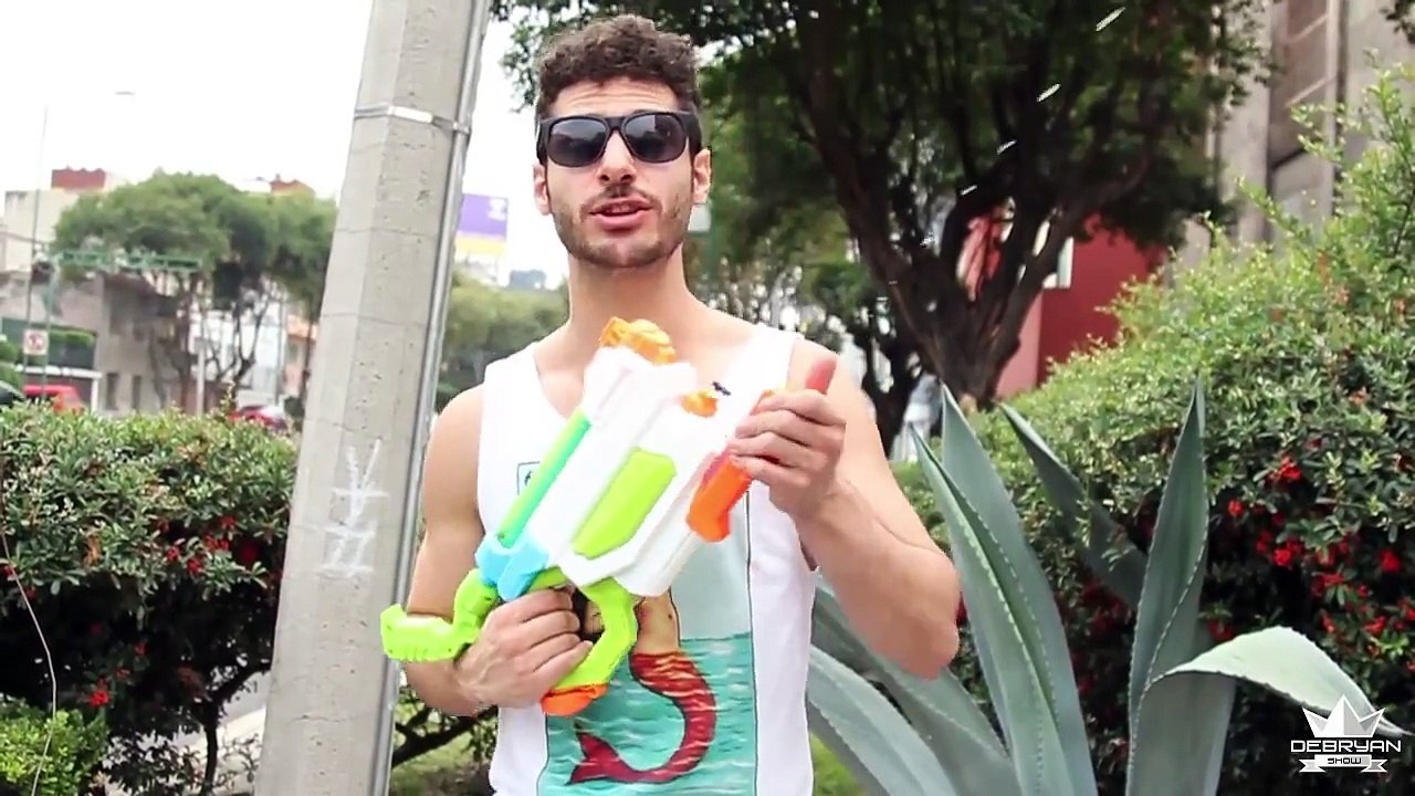 ► Mojando a Extraños | Preguntas Humedas