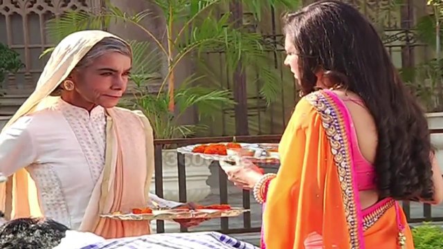 EK THA RAJA EK THI RANI | बड़ी रानी माँ ने मारा गायत्री के पेट में चाकू | 20 November 2015