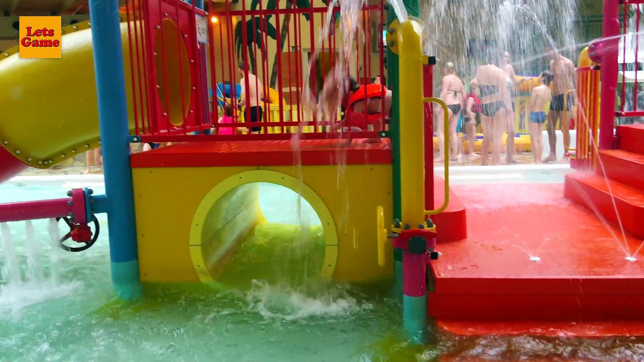 Маленький Мальчик Человек Паук Катается на Горках в Аквапарке