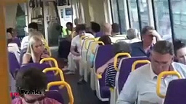 Öpüşme Şakası Çıldırttı 2015 yılının En Komik Şakaları