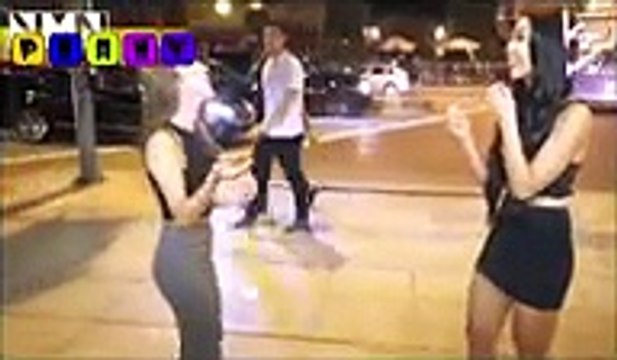 İki Kız Göz Kırpma Oyunu Cezalı Öpüşme Şakası yeni