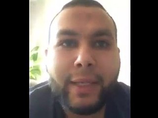 Il a des choses à dire et il ne fait pas semblant