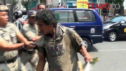 Warga Ngakak, Aksi Orang Gila Ini Bikin Frustrasi Satpol PP