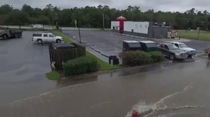 Glissade derrière un pickup pendant une inondation