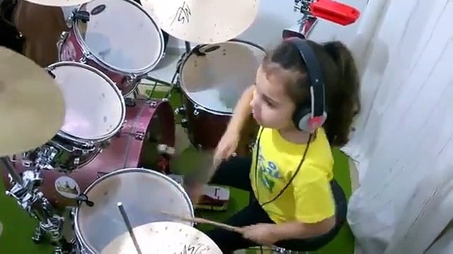 Une petite fille reprend du System Of A Down à la batterie : Toxicity