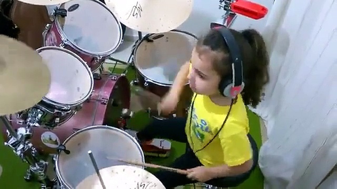 Little girl playing drums on System Of A Down song Toxicity Vidéo