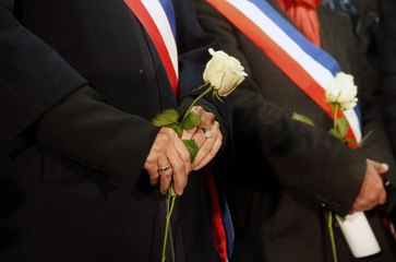 Les hommages aux victimes devant le Stade de France, en 42 secondes