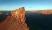 Un equilibrista en el espectacular desierto de Utah