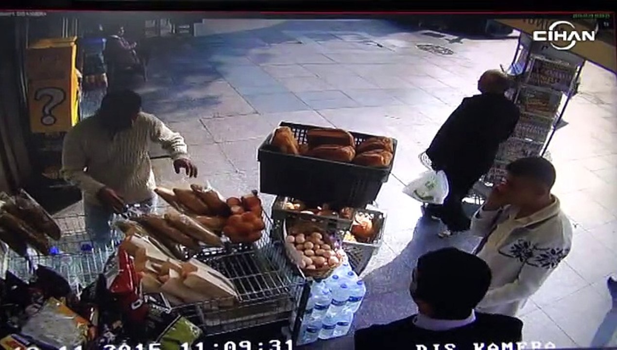 На азиатской стороне Стамбула на местных жителе...