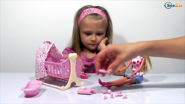 ✔ Кукла Штеффи и Ярослава купают и кормят малыша. - Doll Steffi and Jaroslava Bath time ✔
