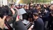Il installe son piano à queue devant le Bataclan et joue une chanson de circonstance