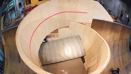 Tony Hawk réalise le premier looping horizontal en skate